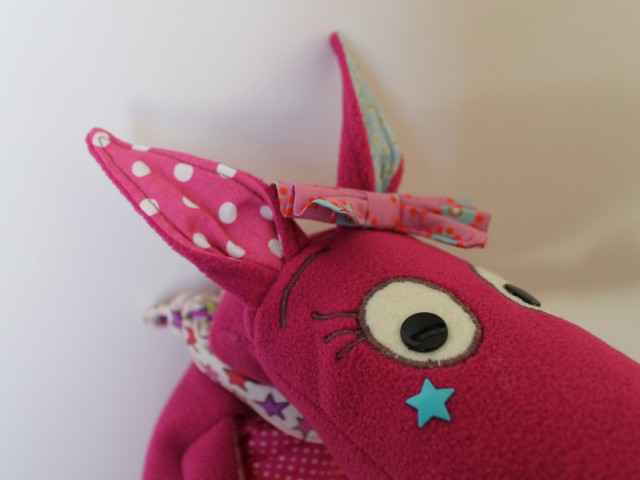 Un loup rose pour Maé (modèle Laëtitia Gheno)